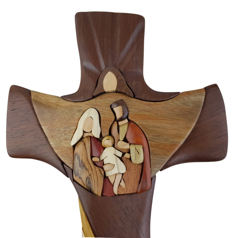 Cruz de madera con la Sagrada Familia, elaborada con la técnica de intarsia
