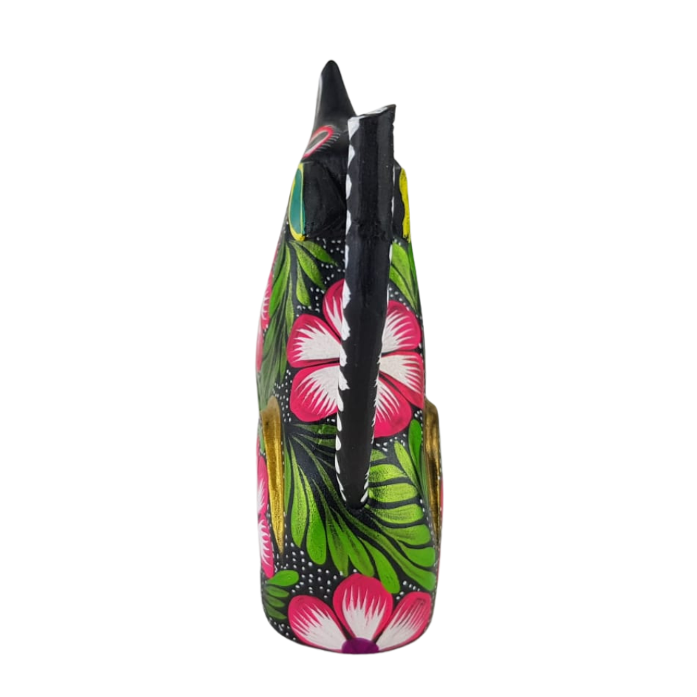 Alebrije oaxaqueño mediano, con forma de perro, de madera de copal