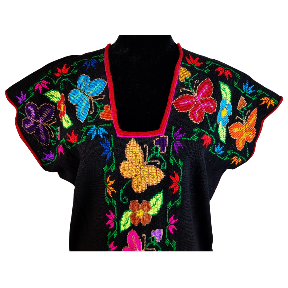 Huanengo Juana, con bordado de grecas, flores y mariposas