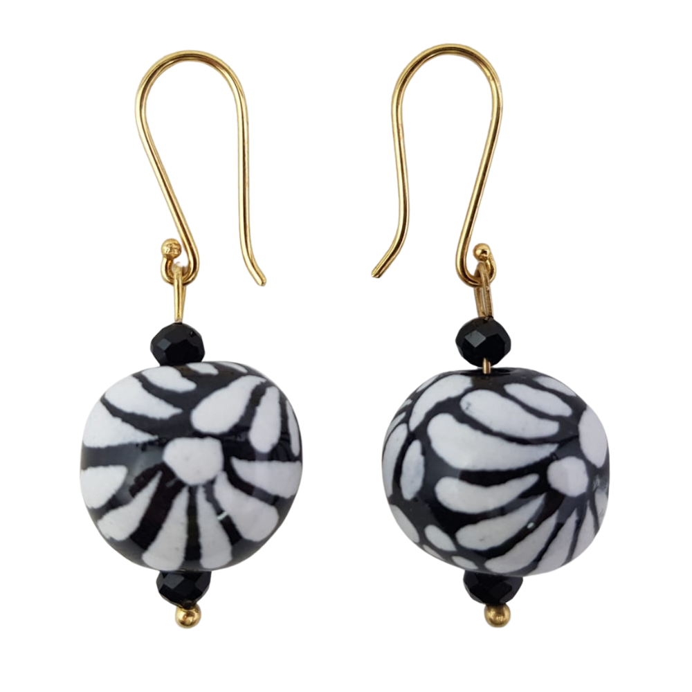 Arete bola negra, de cerámica decorado con técnica talavera