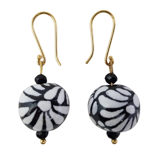 Arete bola negra, de cerámica decorado con técnica talavera
