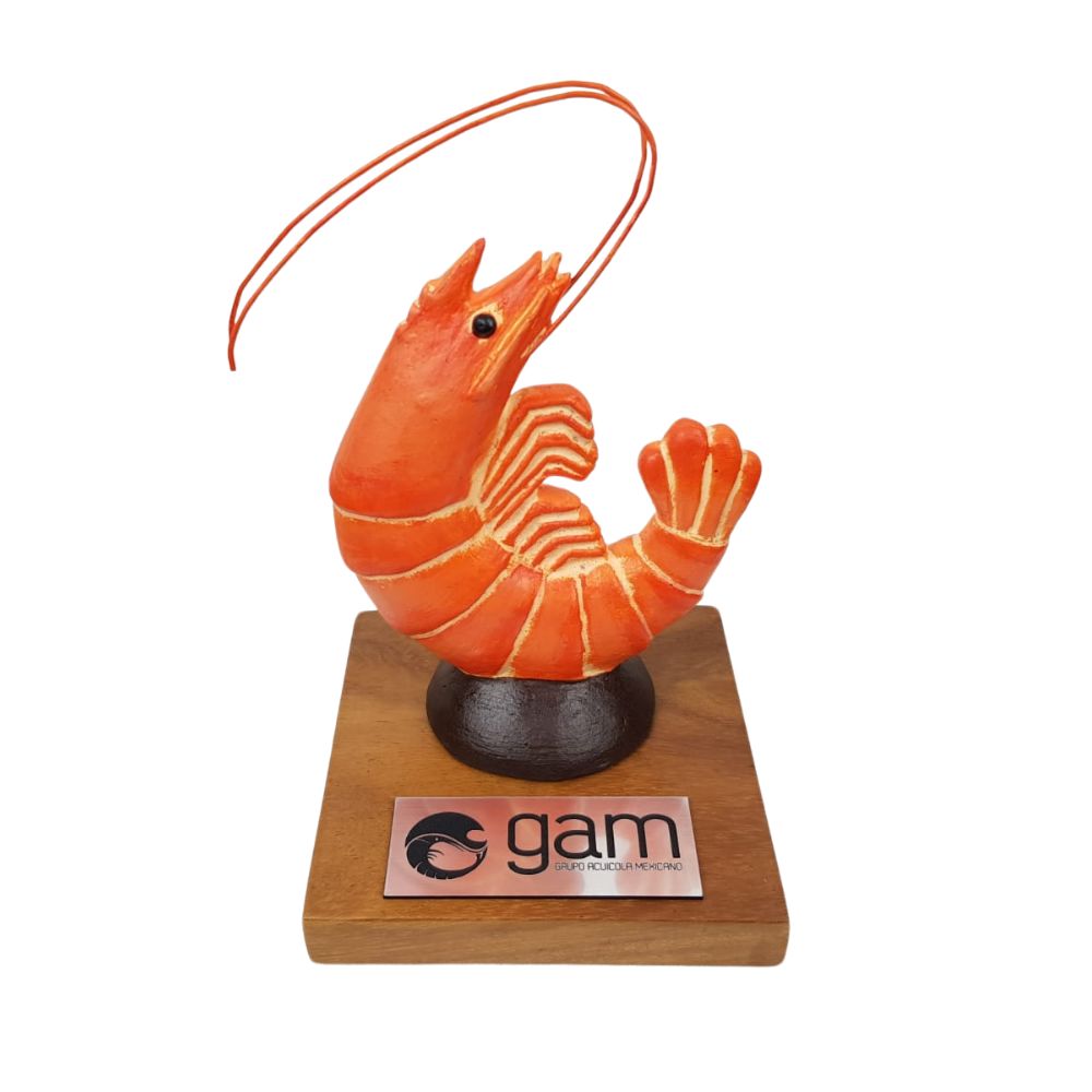 Reconocimiento con artesanía mexicana. Camarón de barro en trofeo con base de madera y placa metálica personalizada