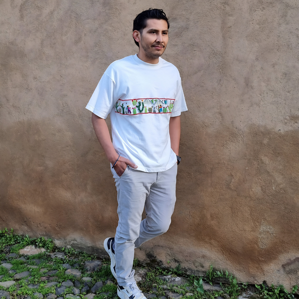 Playera mexicana paisaje nopalero, bordada a mano por artesanos michoacanos