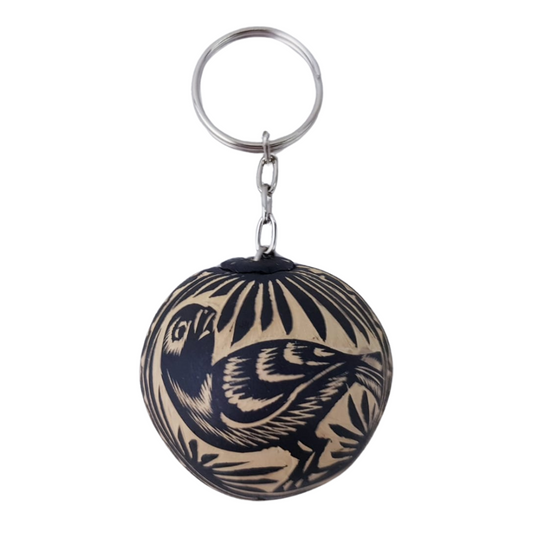 Llavero de jícara decorado con tallado a mano, en Oaxaca