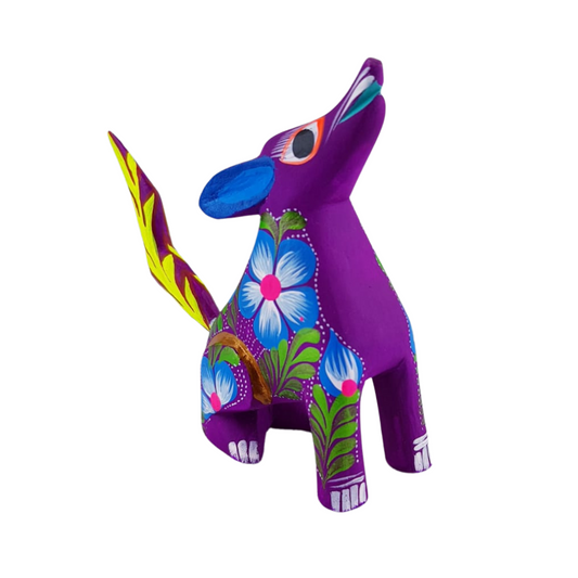 Alebrije coyote tallado en madera copal y decorado a mano con flores