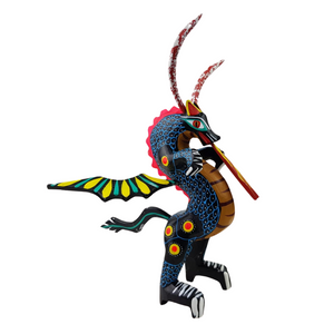 Alebrije oaxaqueño dragón, elaborado con madera copal