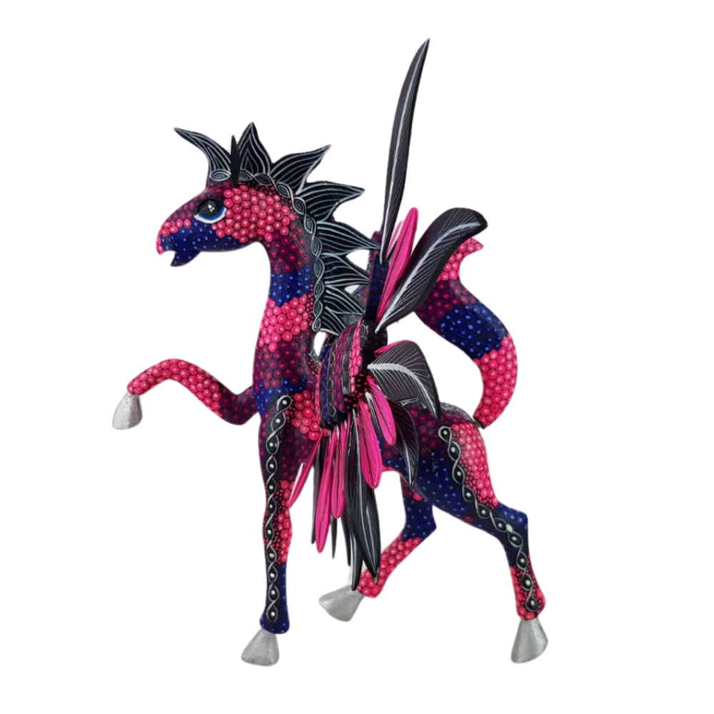Alebrije oaxaqueño pegaso, elaborado con madera copal