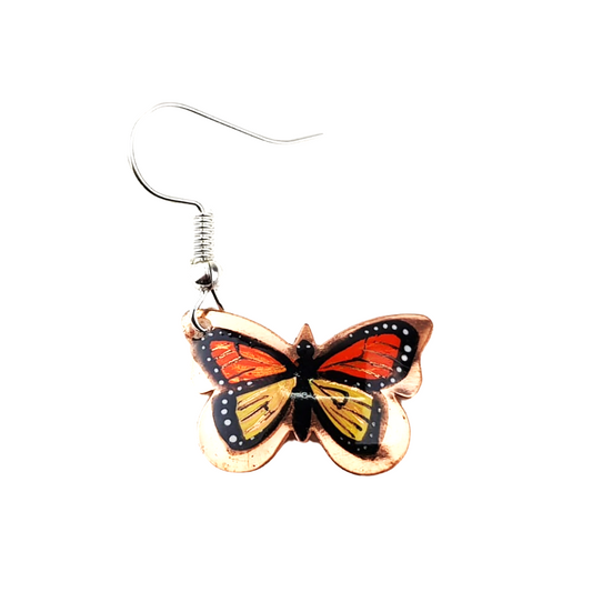 Arete de cobre laqueado, con decoración de mariposa monarca