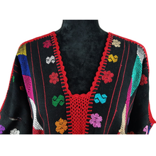 Cargar imagen en el visor de la galería, Blusa mariposa Amuzgo de telar de cintura, textura calada decorada con brocados finos
