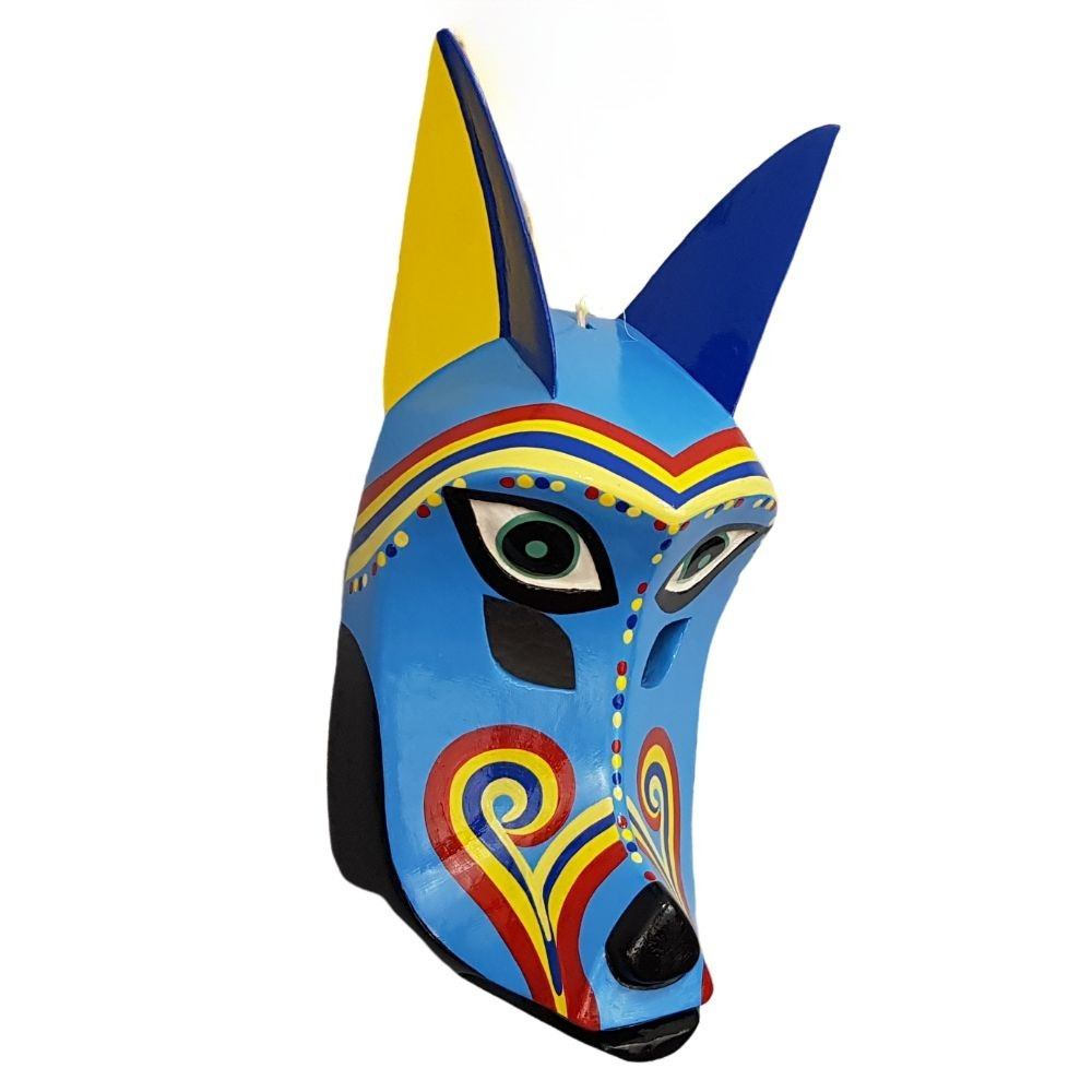 Máscara ceremonial de coyote con bigotes de arcoíris, capitán #1 del baile de los Morenos