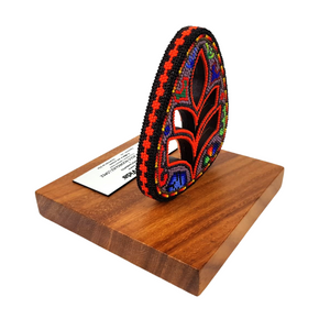 Reconocimiento con artesanía mexicana. Hoja con arte wixárika en trofeo con base de madera y placa metálica personalizada