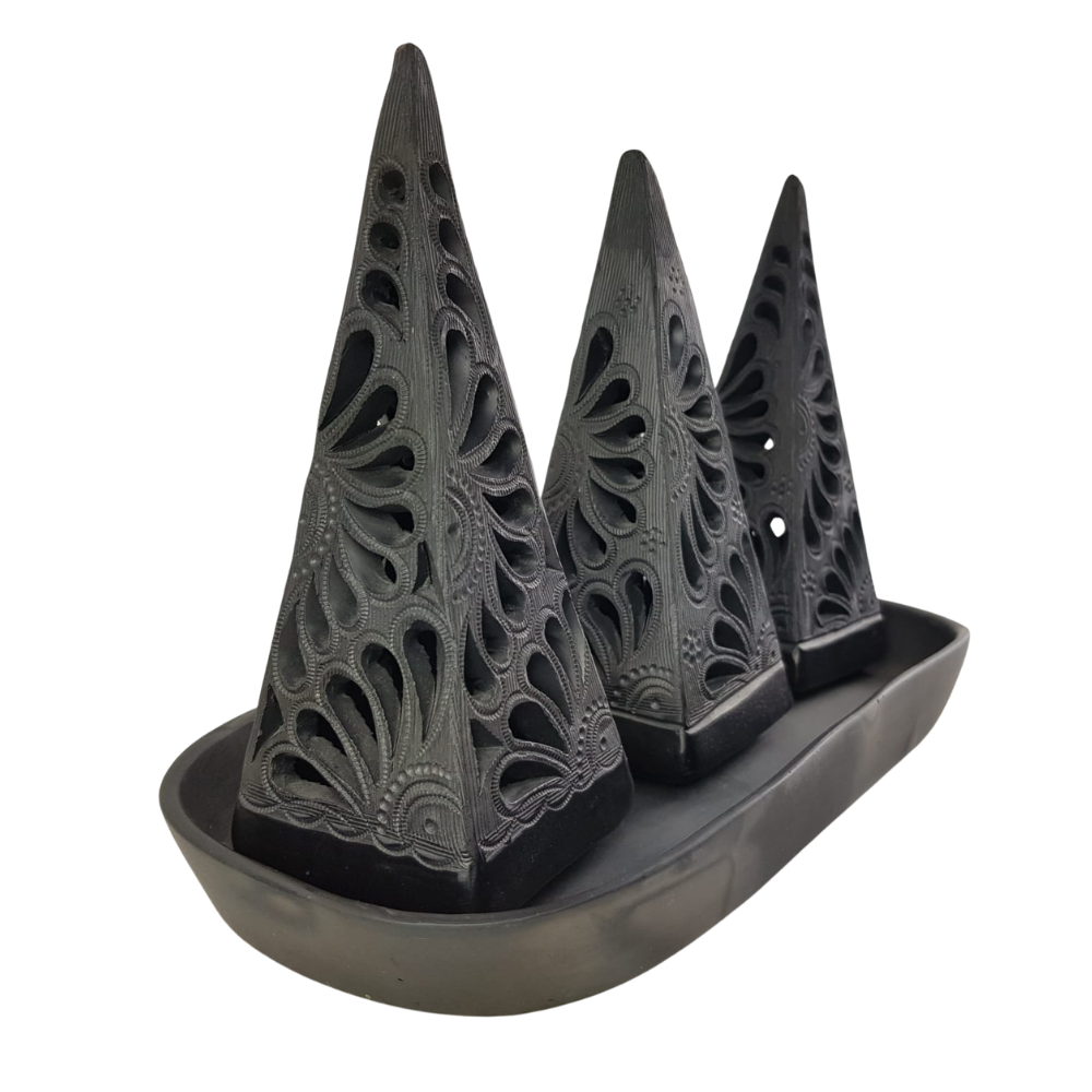 Juego de portavelas de barro negro, decorada con hermosos calados