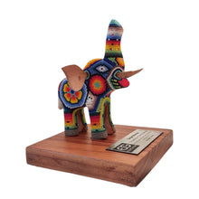 Cargar imagen en el visor de la galería, Reconocimiento con artesanía mexicana. Elefante wixárica en trofeo con base de madera y placa metálica personalizada
