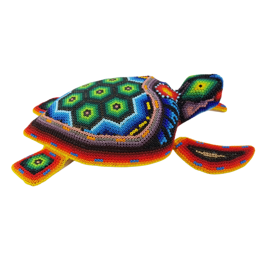 Tortuga de madera tallada, decorada con arte wixárika