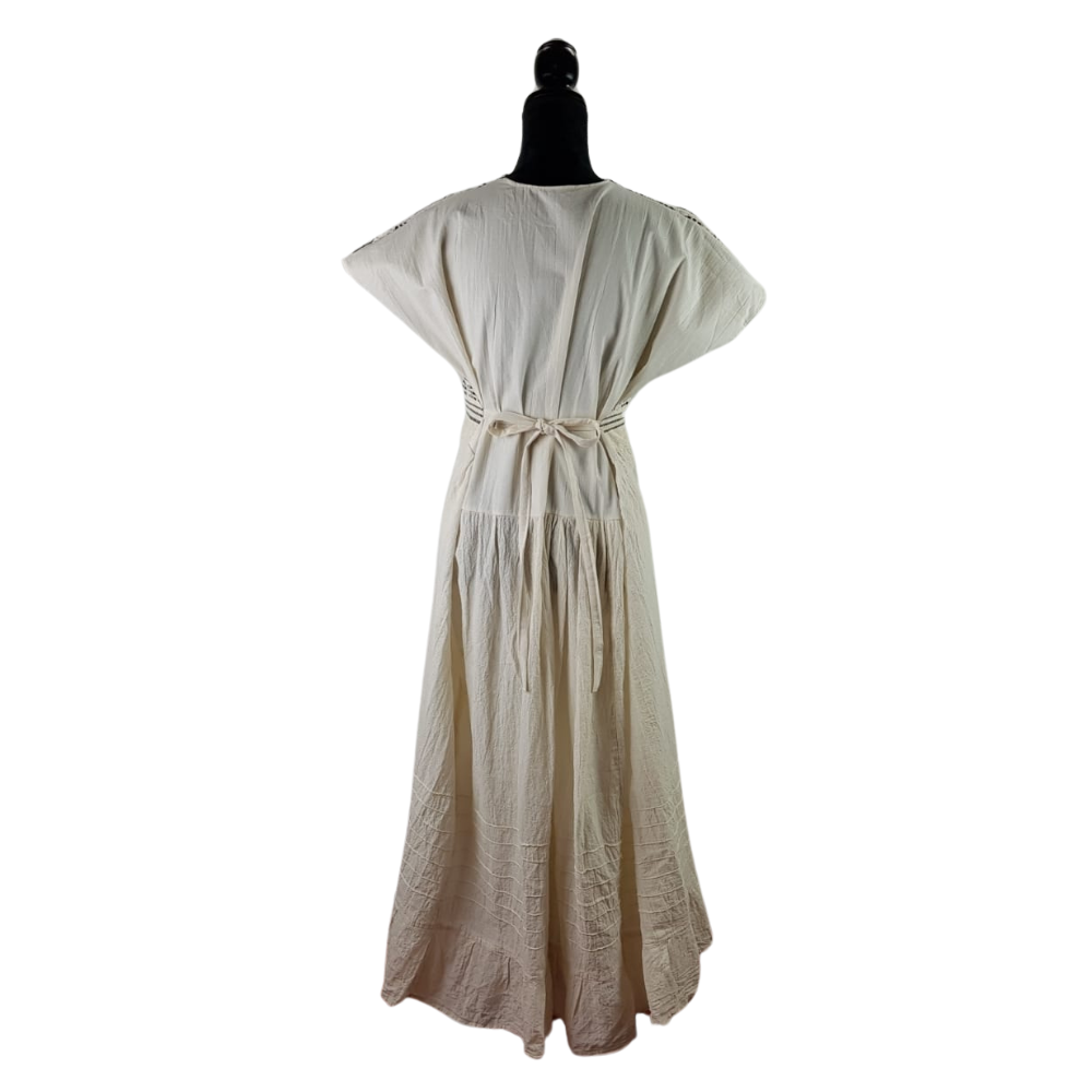 Vestido Quetzally unitalla, de manta con textil de telar, elaborado en Mitla, Oaxaca