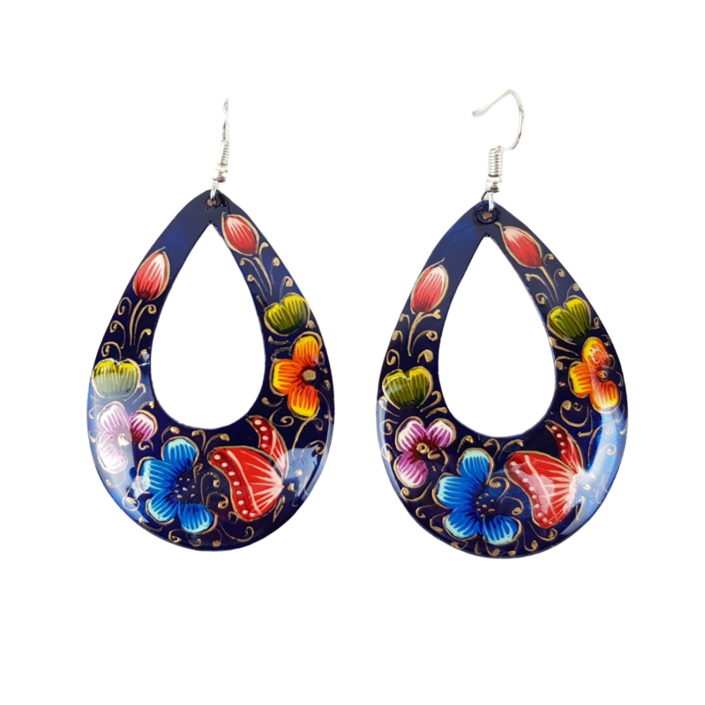 Arete calado grande hecho de cobre y decorado con laca perfilada en Michoacán