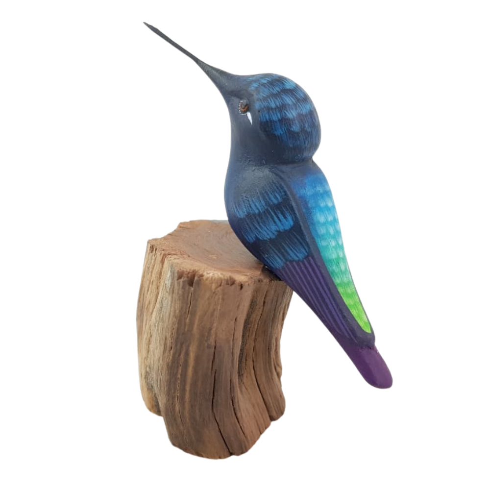 Colibrí de barro sobre base de madera, elaborado y decorado a mano
