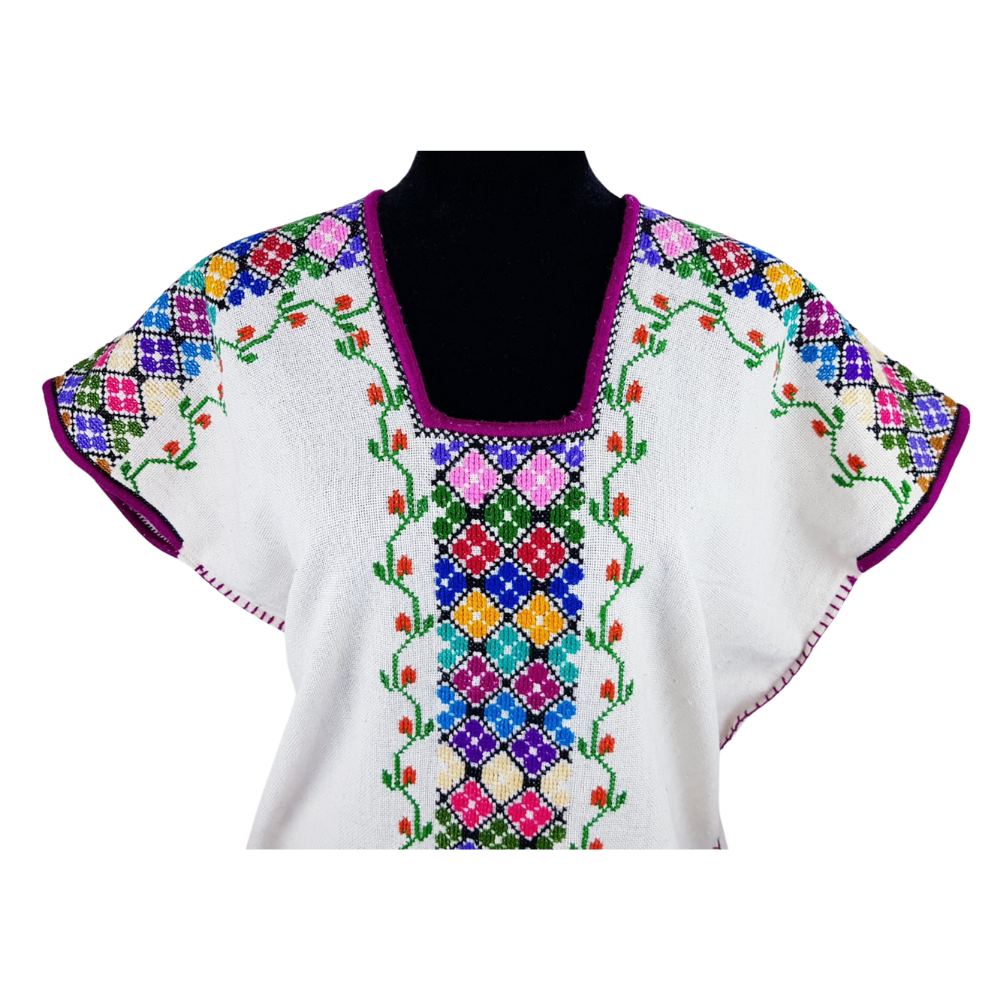 Huanengo Cocucho, blusa purépecha bordada en punto de cruz con grecas y flores.