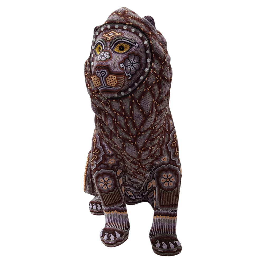 León grande sentado, decorado con motivos wixárika