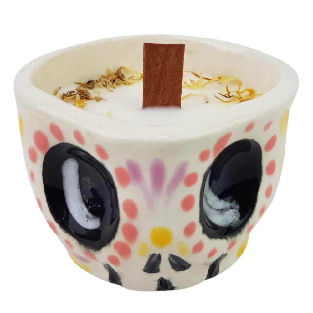 Veladora aromática en taza de cerámica con forma de calaverita, hecha en Guadalajara, Jalisco