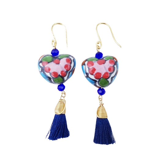 Arete corazón colores con mota, de cerámica decorado con técnica talavera