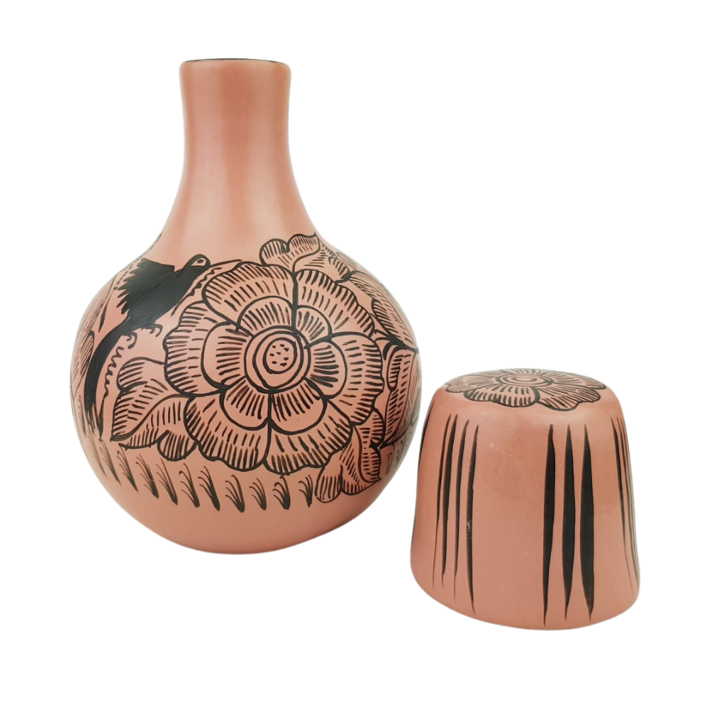 Jarra mini con tapa para agua de barro bruñido decorado con flores y pájaros