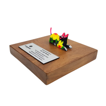 Cargar imagen en el visor de la galería, Reconocimiento con artesanía mexicana. Alebrije de madera mini en trofeo con base de madera y placa metálica personalizada
