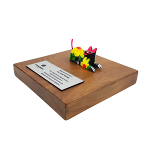 Reconocimiento con artesanía mexicana. Alebrije de madera mini en trofeo con base de madera y placa metálica personalizada