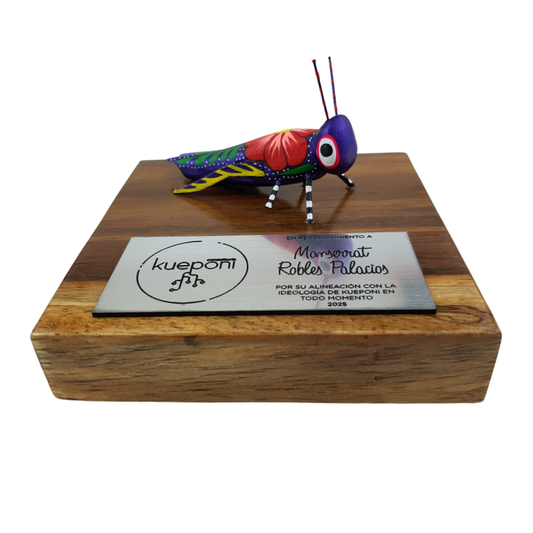 Reconocimiento con artesanía mexicana. Alebrije de madera mini en trofeo con base de madera y placa metálica personalizada