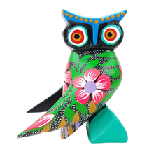 Cargar imagen en el visor de la galería, Alebrije oaxaqueño mediano, con forma de búho, de madera de copal
