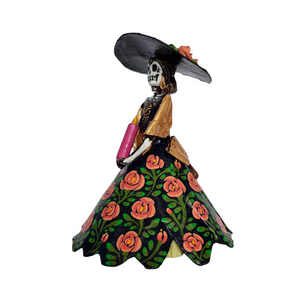 Catrina con sombrero y vestido con flores de papel mache