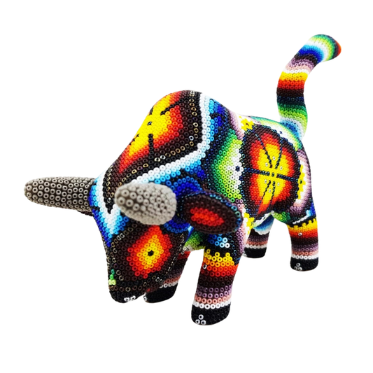 Toro de madera tallada, decorado con arte wixárika