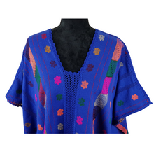 Cargar imagen en el visor de la galería, Blusa mariposa Amuzgo de telar de cintura, textura calada decorada con brocados finos
