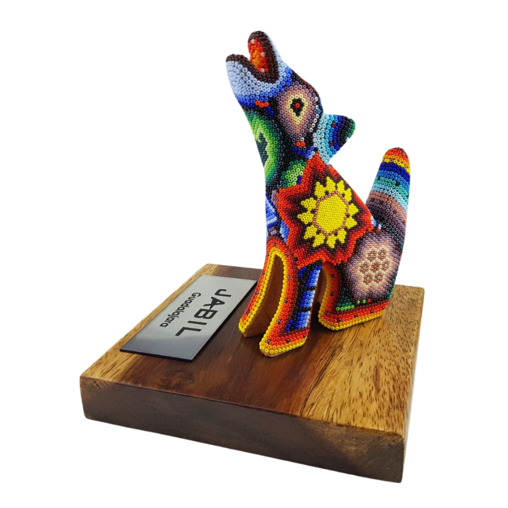 Reconocimiento con artesanía mexicana. Lobo aullando, figura wixárika en trofeo con base de madera y placa metálica personalizada