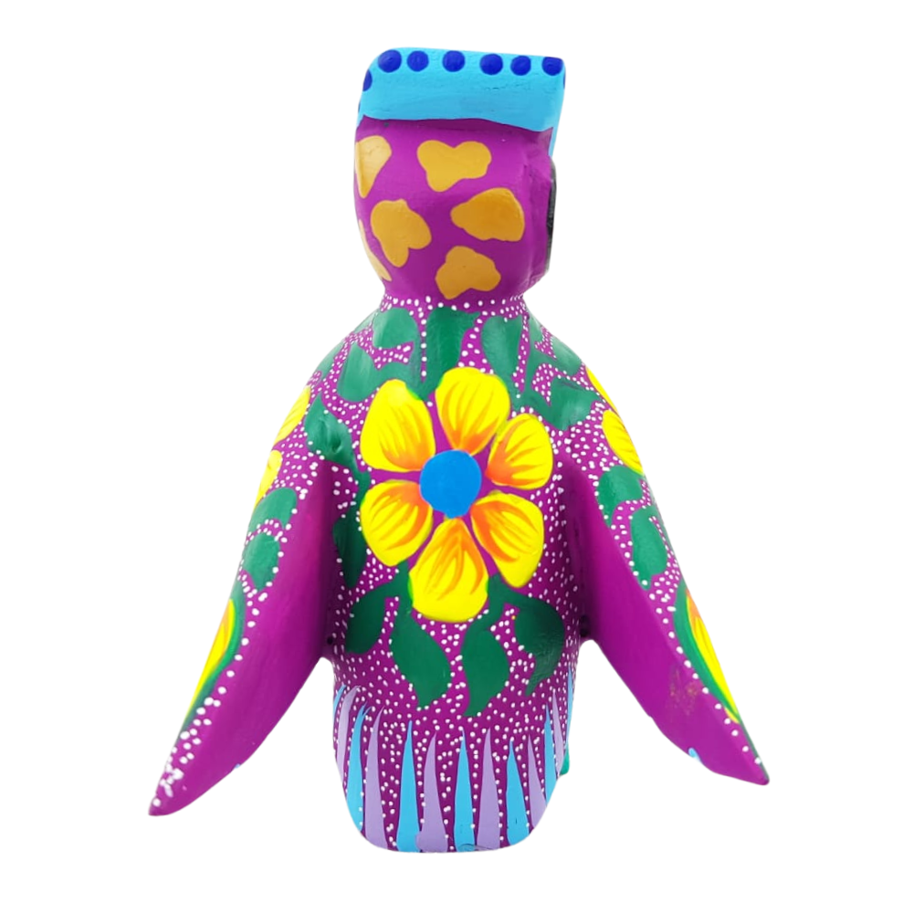 Alebrije oaxaqueño mediano, con forma de búho, de madera de copal