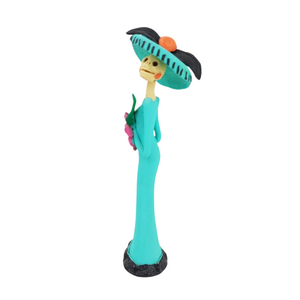 Catrina con flores, figura decorativa de barro elaborada en Capula