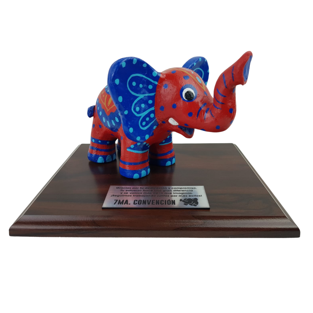 Reconocimiento con artesanía mexicana. Elefante de barro en trofeo con base de madera y placa metálica personalizada