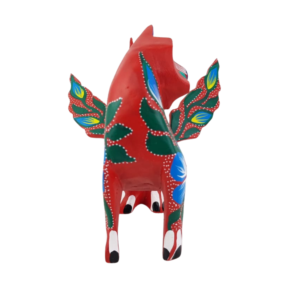 Alebrije oaxaqueño mediano, con forma de gato con alas, de madera de copal