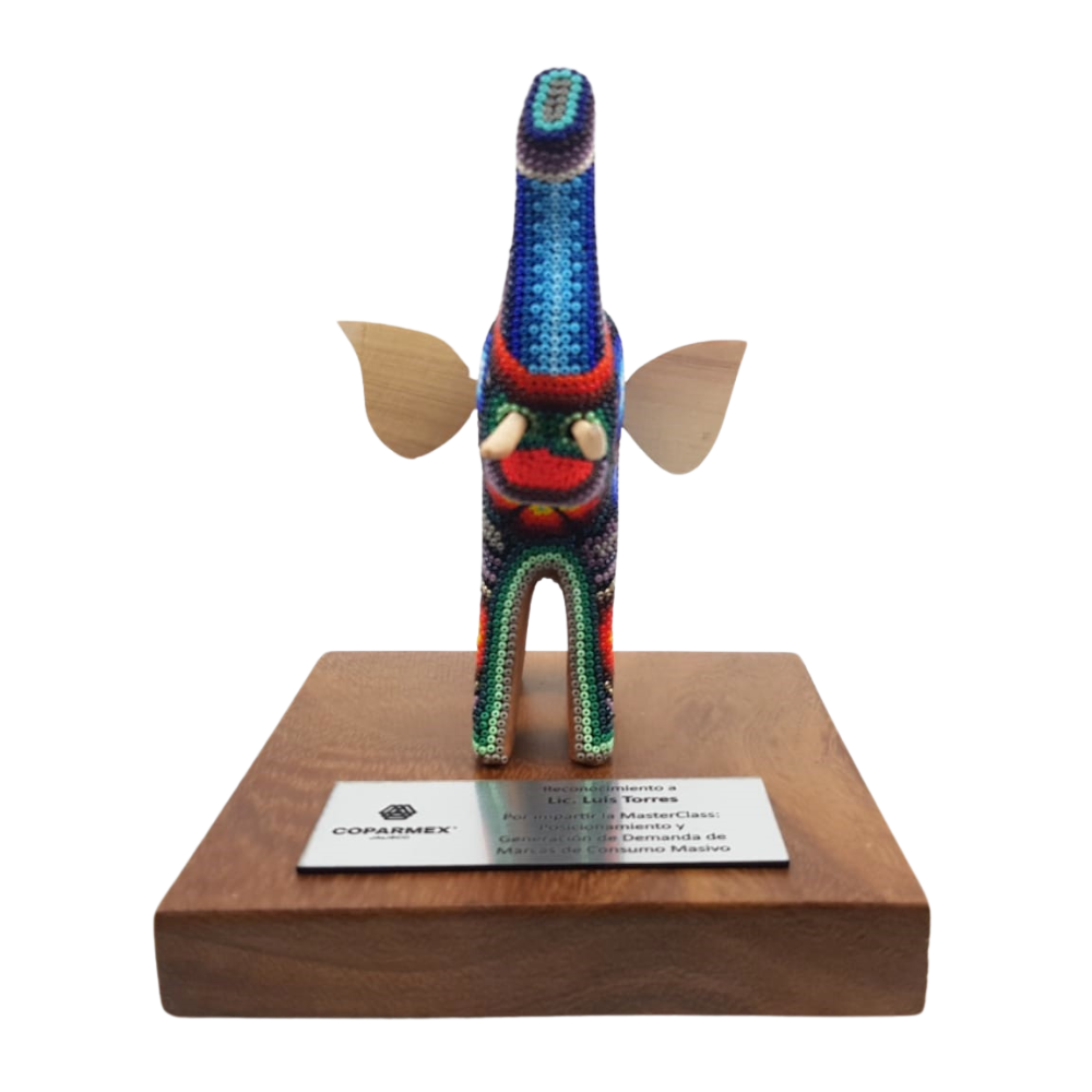 Reconocimiento con artesanía mexicana. Elefante wixárika en trofeo con base de madera y placa metálica personalizada