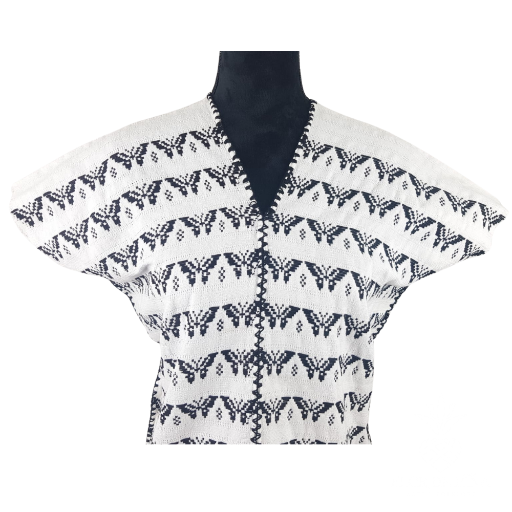 Blusa tipo huipil elaborado en San Juan Cotzocón, Oaxaca