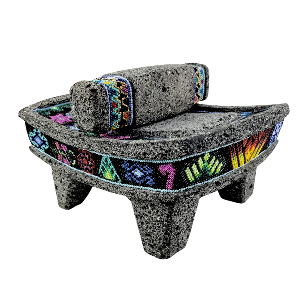 Metate de piedra volcánica con decoración wixárika