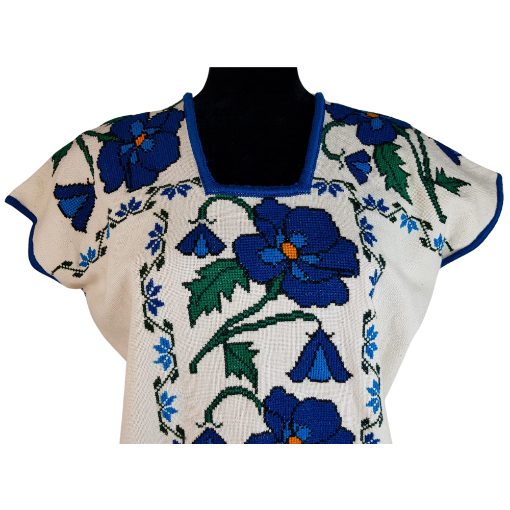 Huanengo Cocucho, blusa purépecha bordada en punto de cruz con grecas y flores.