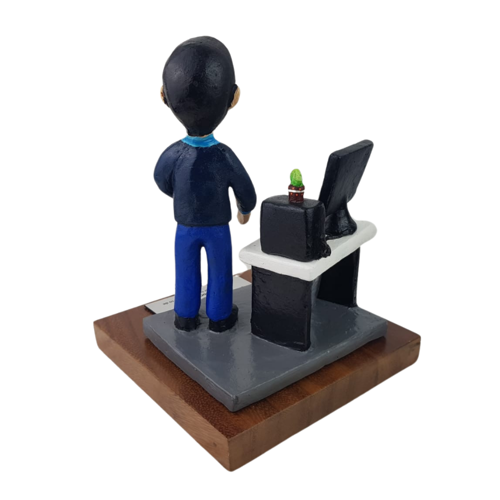 Reconocimiento con artesanía mexicana. Figura de barro, representación de programador en trofeo con base de madera y placa metálica personalizada