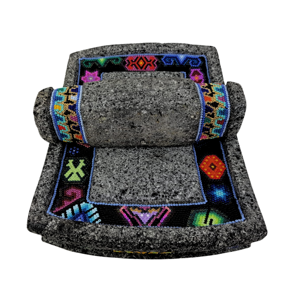 Metate de piedra volcánica con decoración wixárika