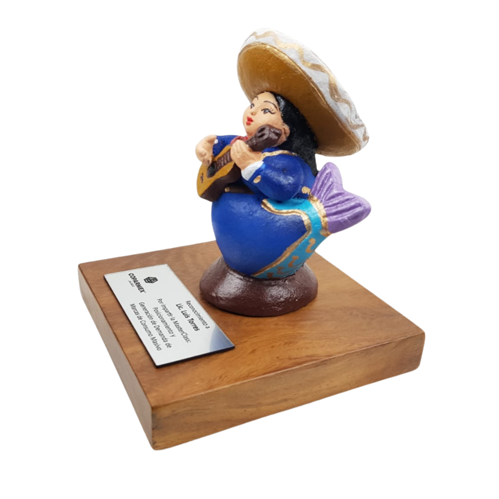 Reconocimiento con artesanía mexicana. Sirena mariachi en trofeo con base de madera y placa metálica personalizada