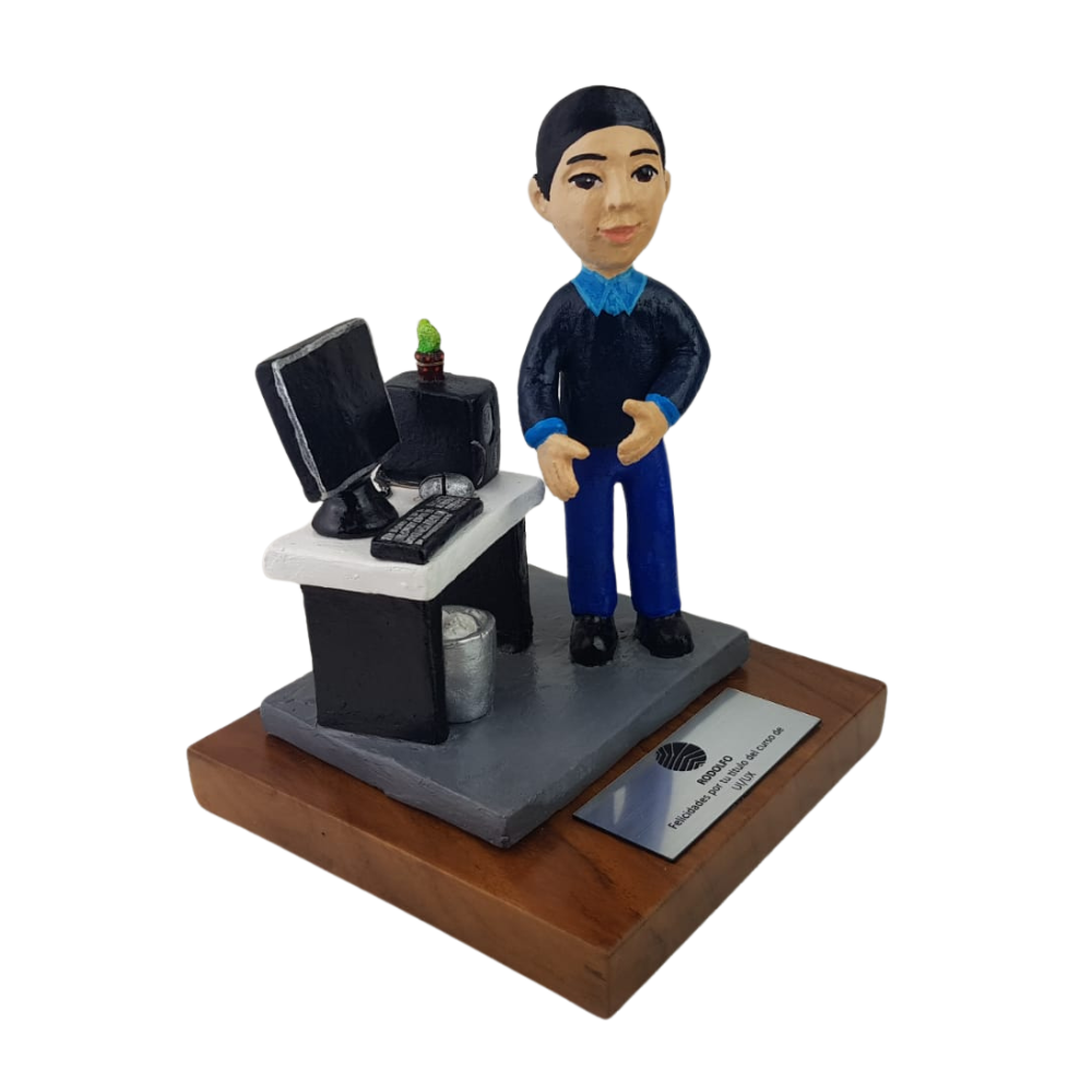 Reconocimiento con artesanía mexicana. Figura de barro, representación de programador en trofeo con base de madera y placa metálica personalizada