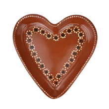 Cargar imagen en el visor de la galería, Plato de barro natural en forma de corazón
