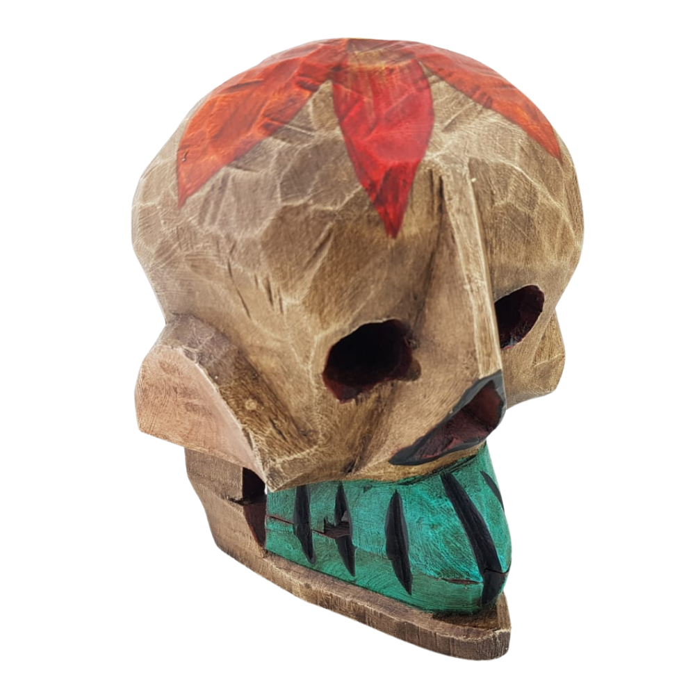 Cráneo purépecha tallado en madera de pino decorado a mano