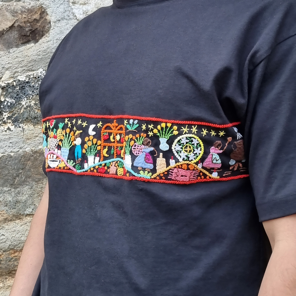 Playera mexicana noche de muertos, bordada a mano por artesanos michoacanos