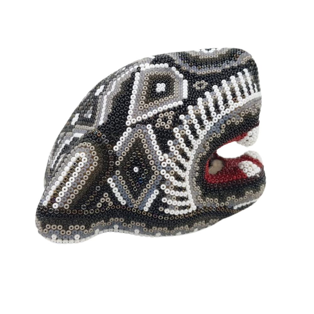 Cabeza de jaguar mediana hecha de papel maché con motivos wixárika